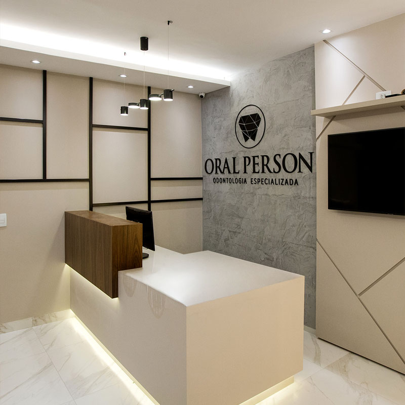 Sala de espera acolhedora da clínica Oral Person